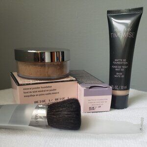 Mary Kay Beige 1 Mineral and Beige C120 + powder applicator